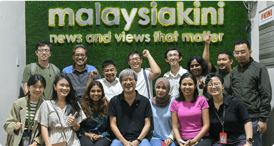 Malaysiakini journalists having a group photo with Steven Gan